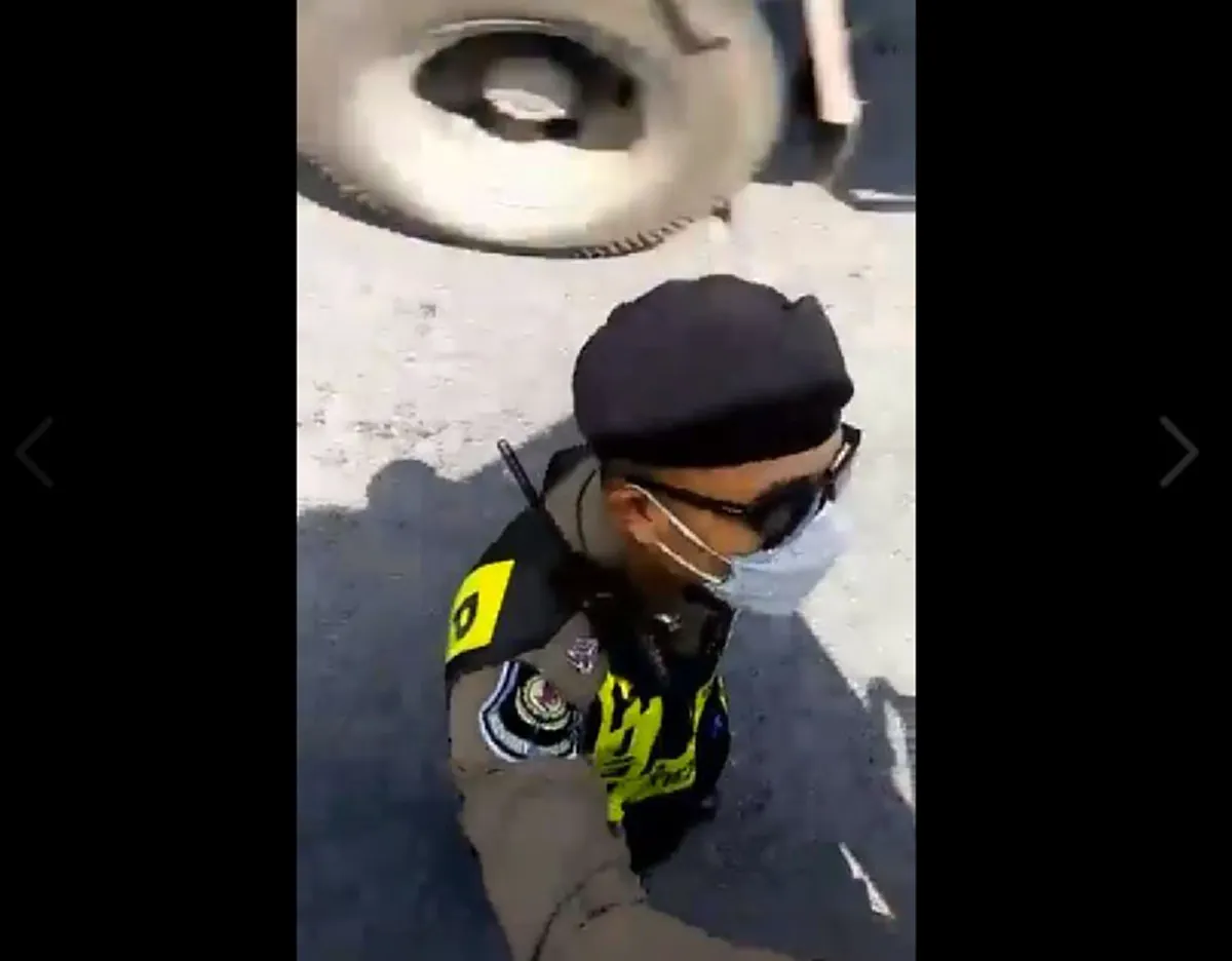 เดินหนีเเทบไม่ทัน?!! "ตร."ยืนดักโบก" รถบรรทุก"เส้นบางปะอิน..โวยวายเเหลกจะเอาผิดให้ได้?!! เจอคนจริงเถียงสู้ขาดใจ??กฏหมายเเน่น!! (คลิป)