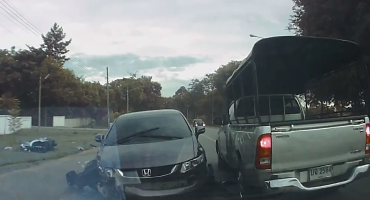 ประมาทเกินไปมั้ย "เก๋งฮอนด้า"ซิ่งเเซงไม่พ้น ชนเเหลก กวาดเรียบ สาวขี่มอเตอร์ไซค์กระเด็นข้างทาง เจ็บหนัก!! (คลิป)