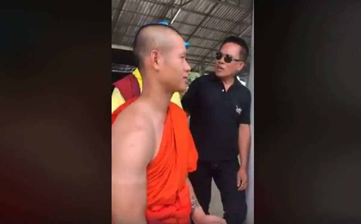 เเอบซ่อนอยู่ ชาวเน็ตตาดี มองที่เเขนซ้ายของ"พระเอกพล"จุดที่หลายๆคนอาจไม่เคยเห็นมาก่อน ขณะยืนพูดคุยกับ"อ.เฉลิมชัย"ถึงเรื่องราวในถ้ำหลวง(คลิป)