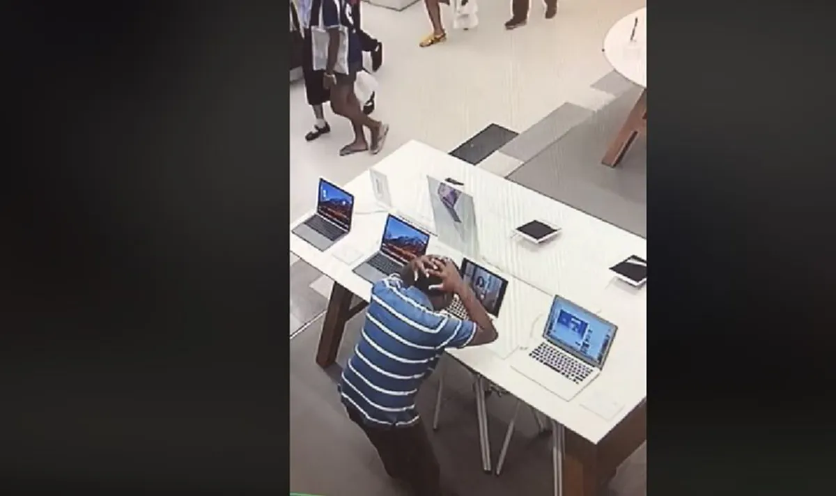 คนหื่น2018!! "หนุ่มโรคจิต" บุกร้านดัง"บุรีรัมย์" ยืนส่องสาวสวย,เปิดคอมฯกลางร้านดูหนังโป๊สบายใจ!! ไม่เเคร์ผู้คน?! ทุกท่วงท่าหื่นสุดๆ??(คลิป)