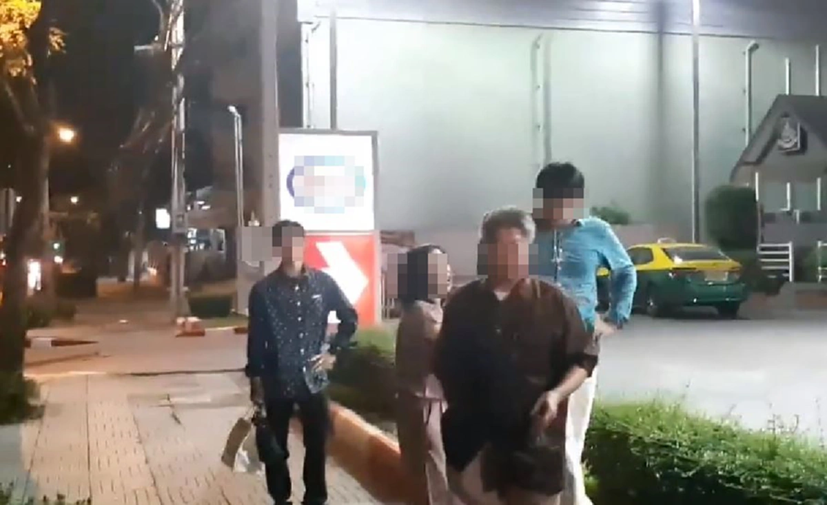 อ้วกเละ "เเท็กซี่"เจอผู้โดยสารอ้วกเเตกบนรถ!! โวยวายเดือด หวิดวางมวย?? เรียกค่าเสียหาย1พัน  หวังพึ่ง"ตร."เเต่ไม่รับลงบันทึกประจำวัน?!(คลิป)