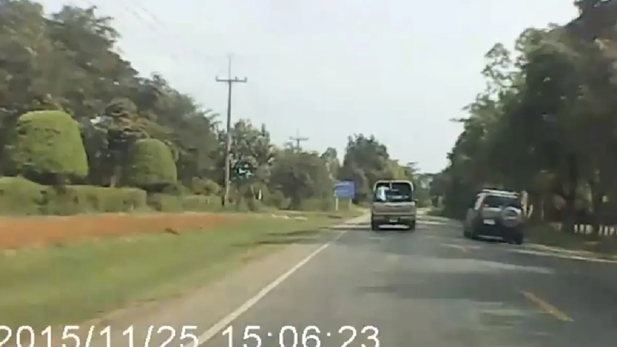 หัวใจจะวาย อุบัติเหตุสุดระทึก"กระบะ"ประสานงา"รถขนมอไซค์" คนนั่งท้ายร่างกระเด็น เลนสวนกันยังขับเเซง ประมาทสุดๆ (คลิป)