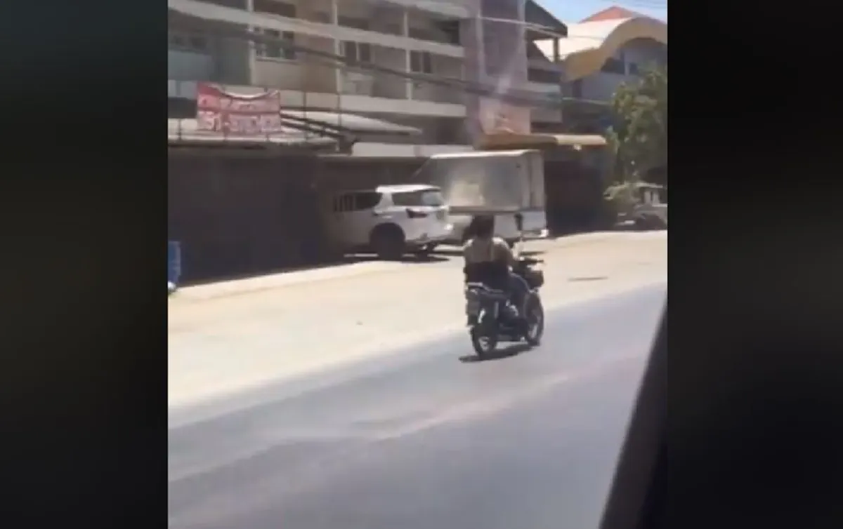 สาว โชว์วิธีขี่มอเตอร์ไซค์ให้มีความสุข อารมณ์ดี (คลิป)