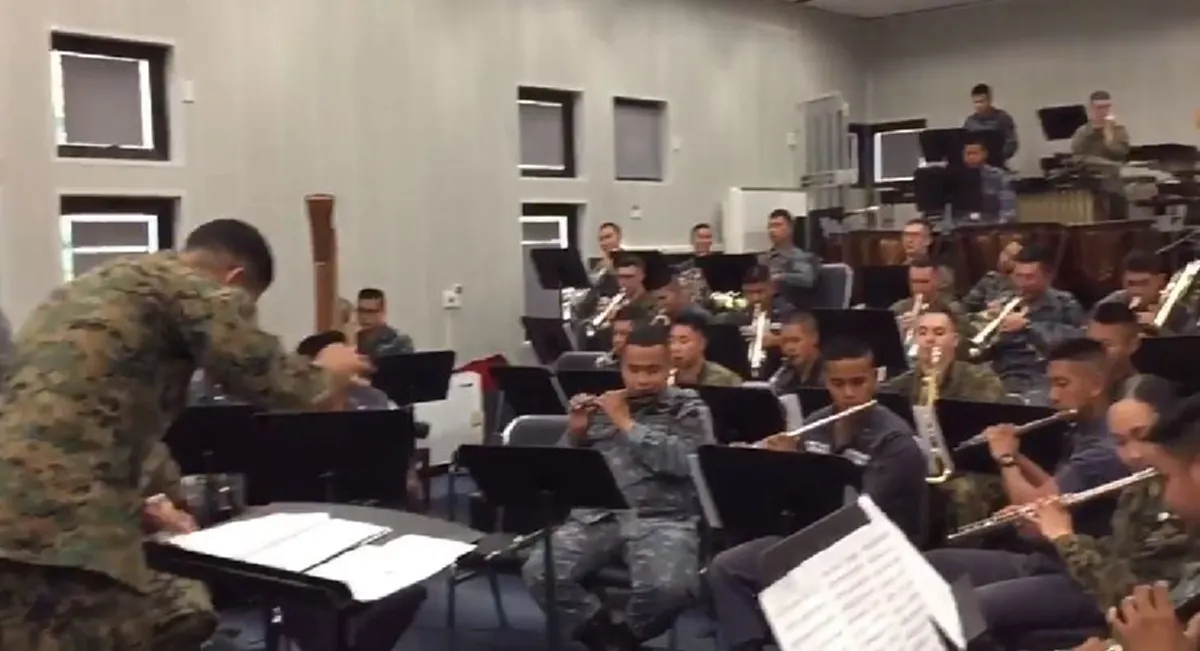 ไพเราะ...น่ารักๆ!!ไปฟัง"ทหารอากาศไทย"ผนึก"นาวิกฯมะกัน" ขับร้องบรรเลงเพลงฮิต"คุกกี้เสี่ยงทาย" ในวาระความสัมพันธ์"สหรัฐ","ไทย" ครบ200ปี (คลิป)