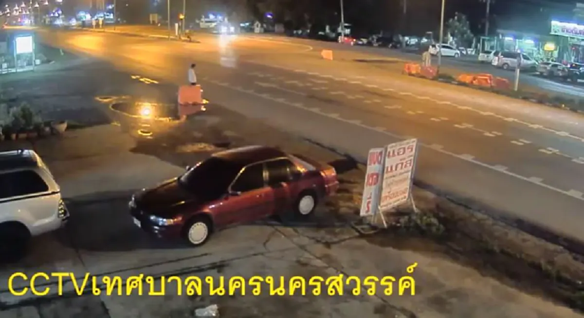 ทำซ้ำไปซ้ำมา\"โจ๋นครสวรรค์\"ลากเเบริเออร์มาขวางถนนให้รถชน ยืนมองผลงานตัวเอง(คลิป)