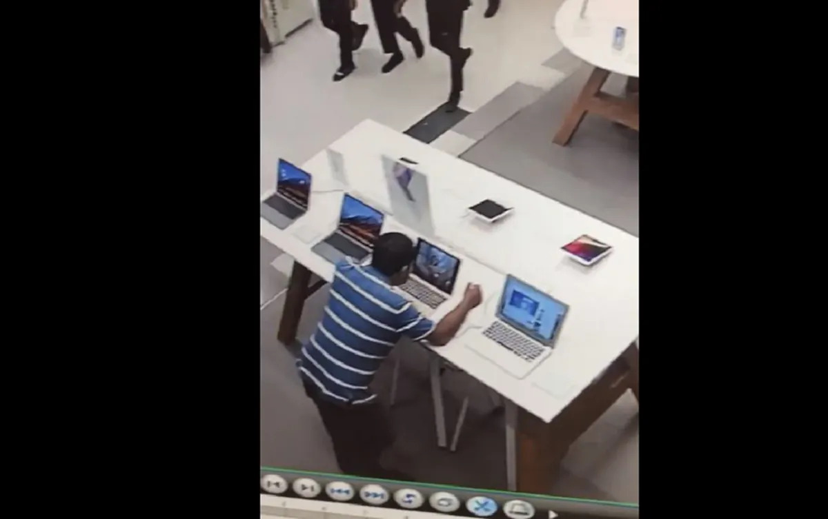 คนหื่น2018!! "หนุ่มโรคจิต" บุกร้านดัง"บุรีรัมย์" ยืนส่องสาวสวย,เปิดคอมฯกลางร้านดูหนังโป๊สบายใจ!! ไม่เเคร์ผู้คน?! ทุกท่วงท่าหื่นสุดๆ??(คลิป)