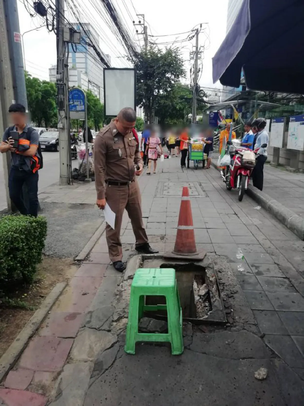 ซ่อมเเซมให้เรียบร้อย ท่อระบายน้ำที่สาวออฟฟิศเดินตก