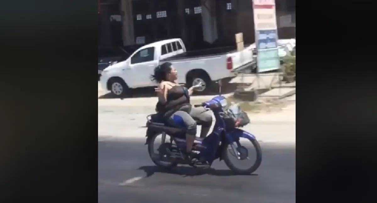 สาว โชว์วิธีขี่มอเตอร์ไซค์ให้มีความสุข อารมณ์ดี (คลิป)