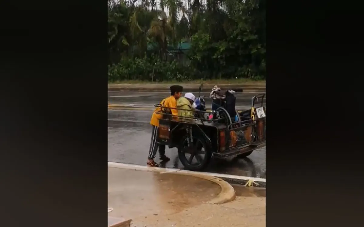 สุดซึ้งน้ำตาซึม บีบหัวใจ"หนูน้อย"เปี่ยมล้นความกตัญญูเสียสละ ดูเเล"พ่อ"พิการ ท่ามกลางสายฝน เปียกกาย ชุ่มฉ่ำหัวใจ หนูช่างเป็นเด็กดีจริงๆ(คลิป)