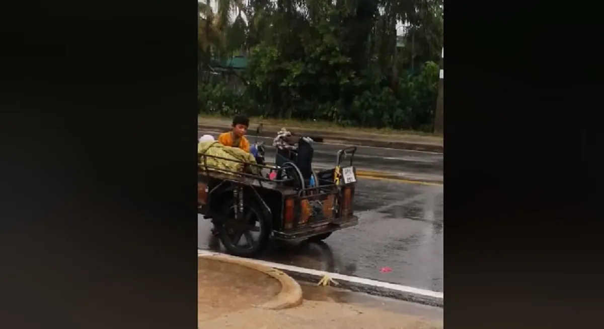 สุดซึ้งน้ำตาซึม บีบหัวใจ"หนูน้อย"เปี่ยมล้นความกตัญญูเสียสละ ดูเเล"พ่อ"พิการ ท่ามกลางสายฝน เปียกกาย ชุ่มฉ่ำหัวใจ หนูช่างเป็นเด็กดีจริงๆ(คลิป)