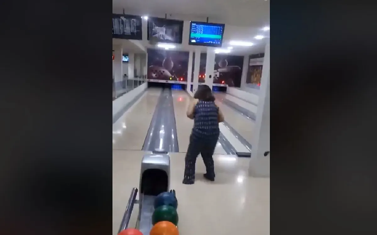 หนึ่งเดียวในโลก!! "หญิงสาว" โชว์ลีลาการโยน"โบว์ลิ่ง"ขั้นเทพ..สั้นๆเอาไปเลย2คำ.."เเม่นมาก"!!! (ชมคลิป)