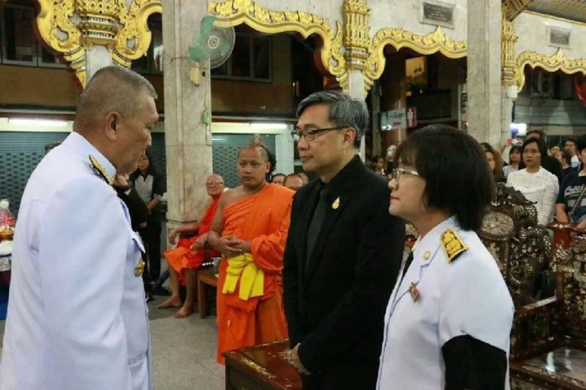 ที่สุดน้ำพระทัย!!สมเด็จพระเจ้าอยู่หัว ทรงพระมหากรุณาธิคุณล้นพ้น พระราชทานพวงมาลาหลวง วางหน้าหีบศพ จนท.ระบายน้ำกทม.เสียชีวิตขณะปฏิบัติหน้าที่