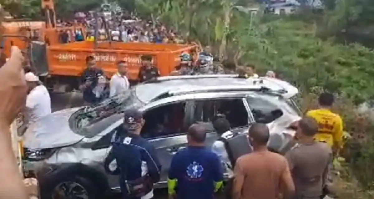 สะเทือนใจหนัก หนุ่มหนองคายปล่อยโฮ ขับเก๋งเสียหลักพุ่งจมน้ำ ครอบครัวติดซากรถเสียชีวิตยกคัน