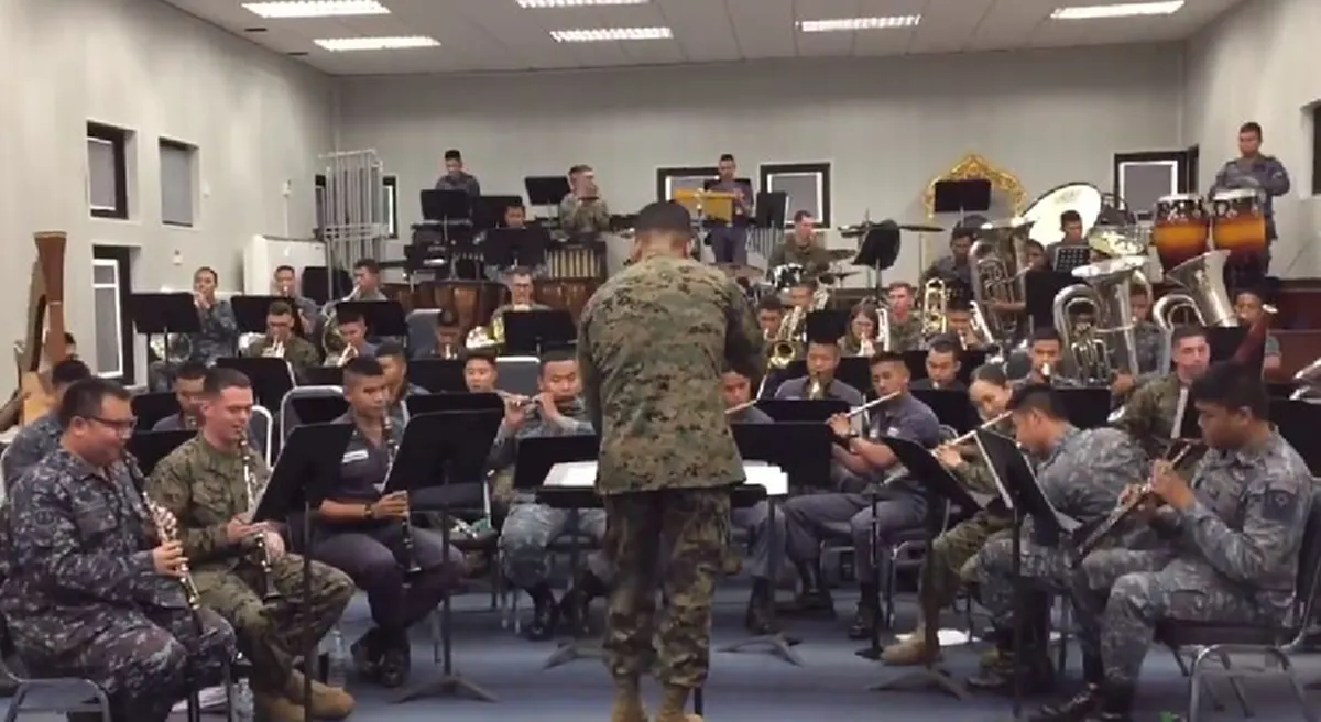 ไพเราะ...น่ารักๆ!!ไปฟัง"ทหารอากาศไทย"ผนึก"นาวิกฯมะกัน" ขับร้องบรรเลงเพลงฮิต"คุกกี้เสี่ยงทาย" ในวาระความสัมพันธ์"สหรัฐ","ไทย" ครบ200ปี (คลิป)