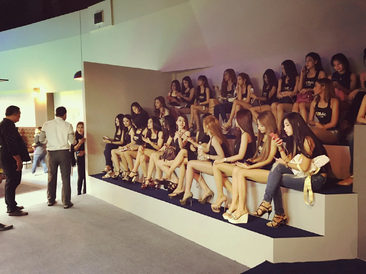 ประเด็นร้อนโลกออนไลน์!! “ต๋อง ศิษย์ฉ่อย”ออกโรงชี้เเจง..กรณีภาพสาวสวยโต๊ะสนุกเกอร์..เเชร์ว่อนเน็ต!!พาคิดกันเลยเถิด..ส่อเเอบเเฝง??(รายละเอียด)