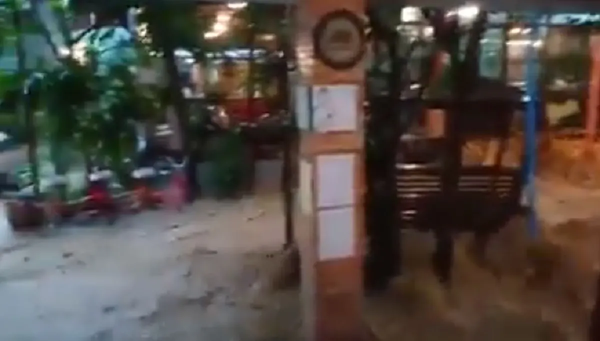 น่ากลัว "ชาวกระบี่" เผยคลิปฝนถล่มหนัก น้ำป่ามาไวมาก!! ไหลเชี่ยวกราก ท่วม เเทบไม่ทันตั้งตัว!! (คลิป)