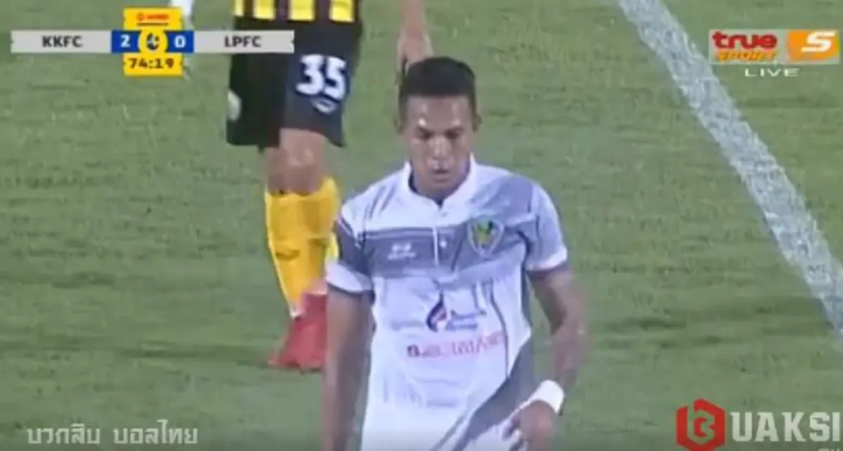 เดือดเหลือเกิน!! นี่เเหละบอลไทย?..เเมตช์"ขอนเเก่น" ปะทะ "ลำปาง"..กับช็อตเด็ด"เเม่ไม้มวยไทย"ส่งตรงจากเวทีลุมพินี..หวิดน็อคกลางอากาศ (ชมคลิป)