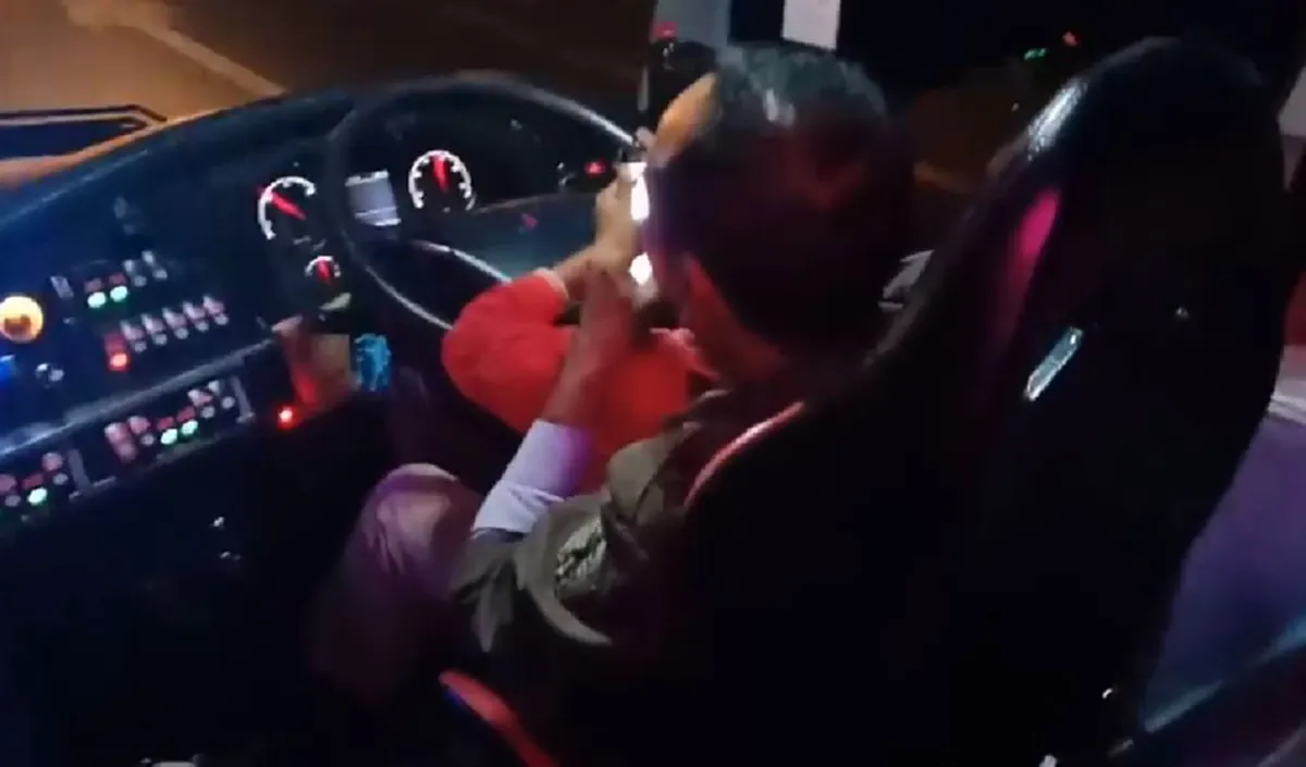 "ขนส่งฯ" ฟันโทษ "โชเฟอร์รถทัวร์"เอาลูกนั่งตัก จับพวงมาลัย เล่นมือถือ พักใบอนุญาต1 เดือนปรับ5พัน(คลิป)