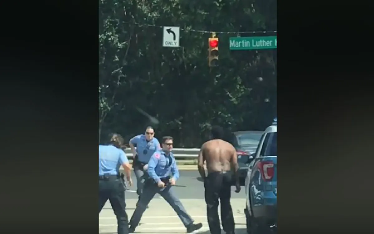 คนจริง2018 "หนุ่มสุดอึด"ยืนสู้กลางถนน ตำรวจรุมจับหลายคน ทั้งกระบอง ปืนช็อตไฟฟ้า ยิงเข้าใส่ เอาพี่เขาไม่ลงจริงๆ(คลิป)