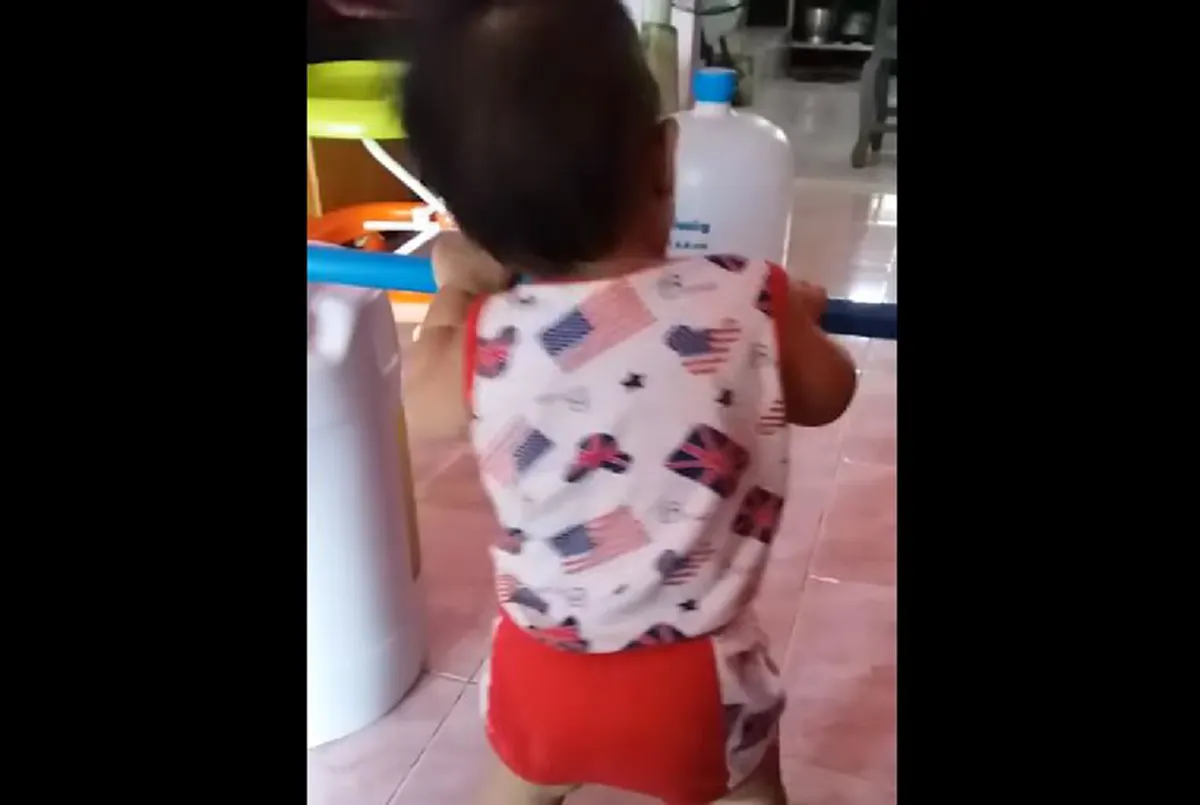 ลองทำกันดู สุดยอดไอเดีย ประดิษฐ์เครื่องหัดเดินสำหรับ"ลูกน้อย"เเบบง่ายๆ สุดประหยัด ได้ผลดีเยี่ยม(คลิป)