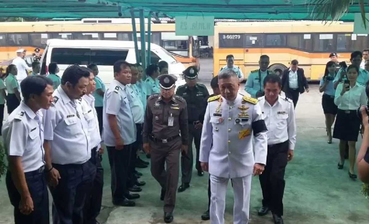 ปลาบปลื้มอย่างหาที่สุดมิได้!! "รัชกาลที่10" โปรดเกล้าฯ ผู้เเทนพระองค์ มอบกระเช้าพร้อมเสื้อพระราชทาน "พนง.เก็บค่าโดยสารปอ.511"ผู้ซื่อสัตย์