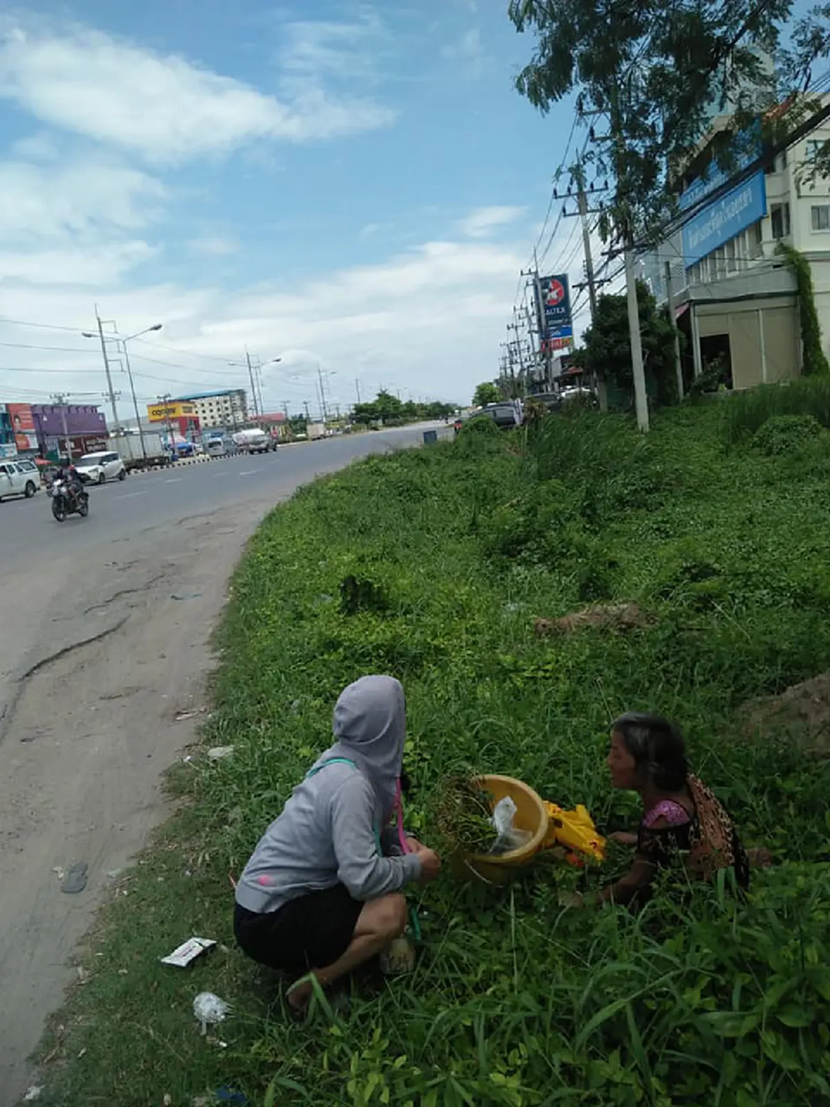 สาวเล่า เห็นยายชรานั่งอยู่ในป่า เดินเข้าไปเตือนมันอันตรายงูมันเยอะ พอถามสาเหตุทำน้ำตาซึม ยื่นเงินให้ทันที ขอให้ยายเจอคนดีๆเข้ามาช่วย