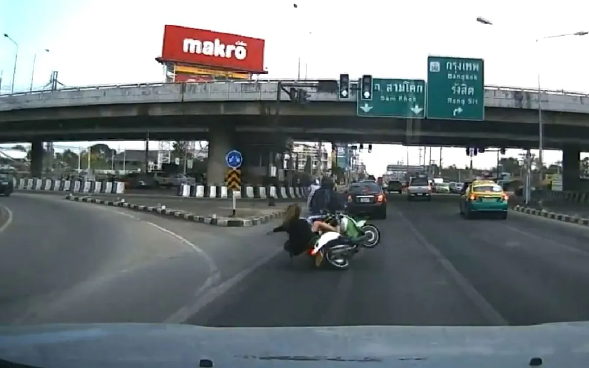 ไม่รู้จะหาคำไหนมาด่า..??! "มอเตอร์ไซค์"โคตรชุ่ย ปาดหน้า..เบียดกระเเทกอีกคันล้มกลางเเยกไฟเเดง หวิดโดนรถขับตามหลังชนซ้ำ!! อีกนิดเดียว?!!(คลิป)