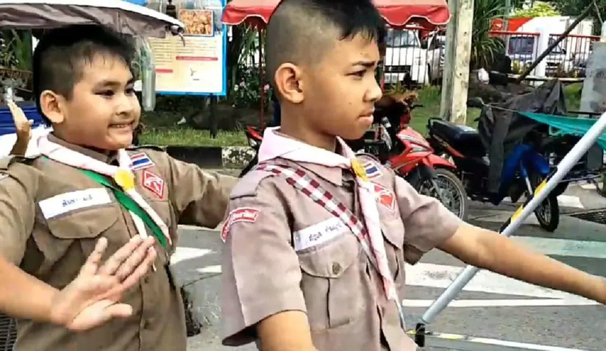 น่ารักมาก "น้องๆนักเรียน"ในชุดลูกเสือ ร่วมฟ้อนรำ ฝึกซ้อมพิธีบวงสรวงอนุสาวรีย์พระยาชัยสุนทร จ.กาฬสินธุ์ อ่อนช้อย งดงาม ยิ้มน่ารัก!! (คลิป)