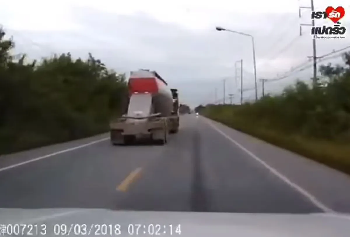 เจอคนจริง "กระบะ"สายซิ่ง นึกจะเเซงก็เเซงตามอำเภอใจ ไม่สนโลก เลยโดนของเเถมเข้าไปเต็มๆ (คลิป)