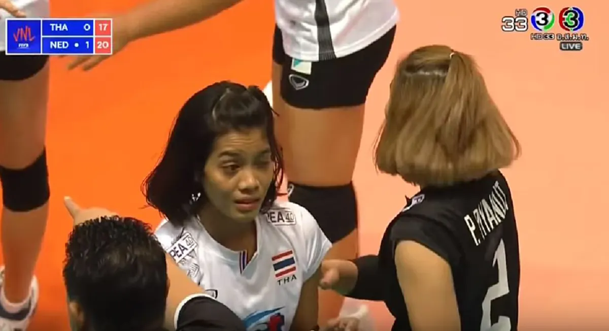 หายไวๆ"น้องเพียว"!! ชมจังหวะ"เพียว อัจฉราพร" กระโดดขึ้นบล็อค!! โดนลูกตบ"สาวดัตช์"อัดเข้าเต็มๆตาข้างซ้าย..ได้รับบาดเจ็บ?!! (คลิป)