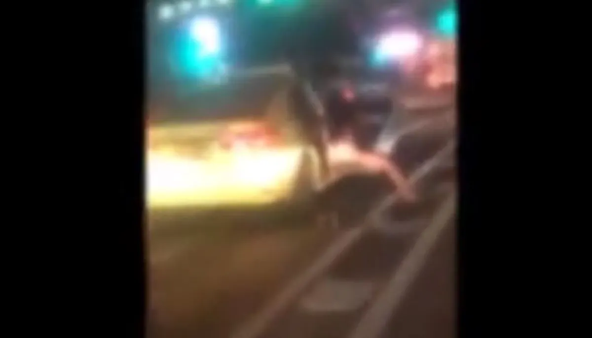 ดื่มหนักไปหน่อย รวบตัว "นทท.มะกัน"เปิดประตู"เเท็กซี่"ปัสสาวะกลางเเยกอโศก อ้างเมา ทนไม่ไหว?? โดนปรับ2พันบาท!!