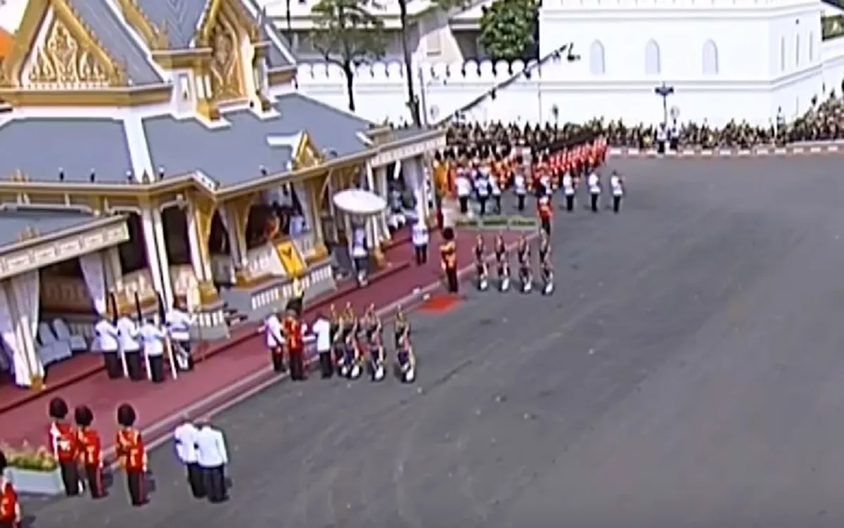 ซาบซึ้งในพระมหากรุณาธิคุณ...\"ร.10\" ทรงพระเมตตา\"ทหารพลธง\"ที่เป็นลม ล้มต่อหน้าพระพักตร์...รับสั่งให้ทหารมหาดเล็กดูเเลอย่างใกล้ชิด (ชมคลิป)