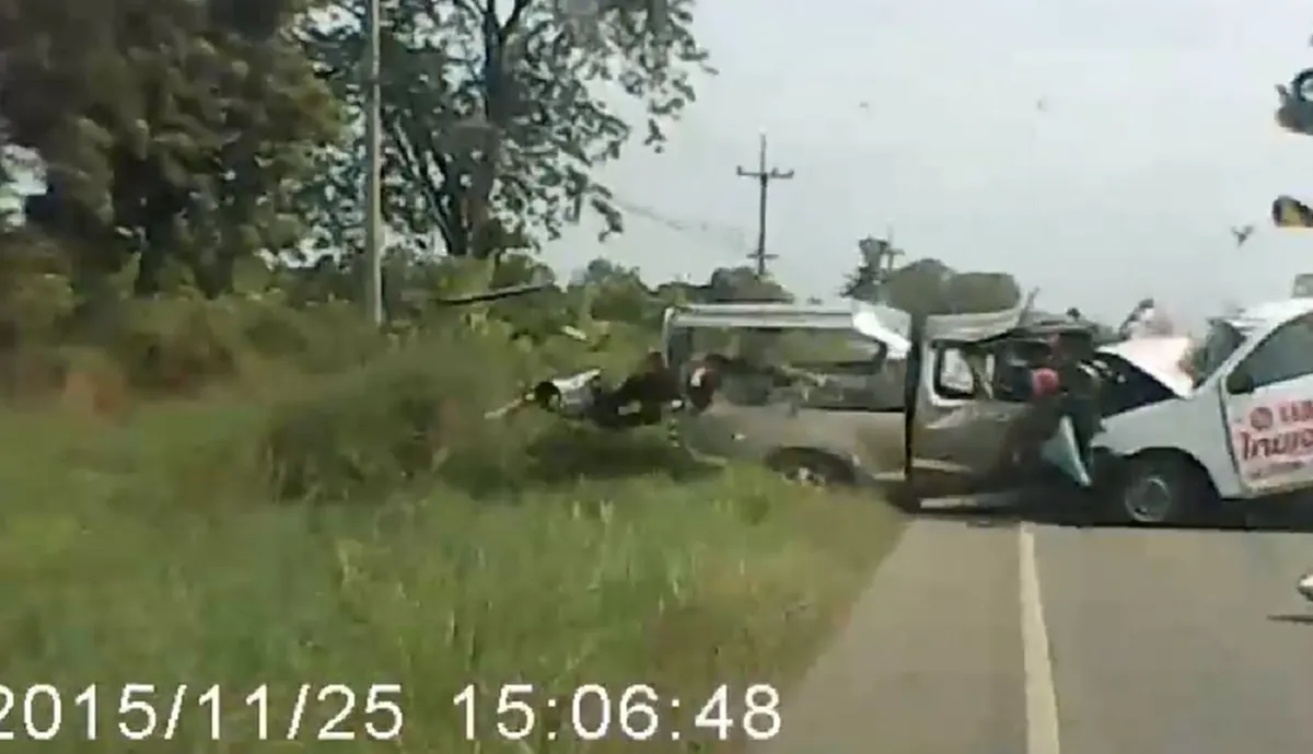 หัวใจจะวาย อุบัติเหตุสุดระทึก"กระบะ"ประสานงา"รถขนมอไซค์" คนนั่งท้ายร่างกระเด็น เลนสวนกันยังขับเเซง ประมาทสุดๆ (คลิป)