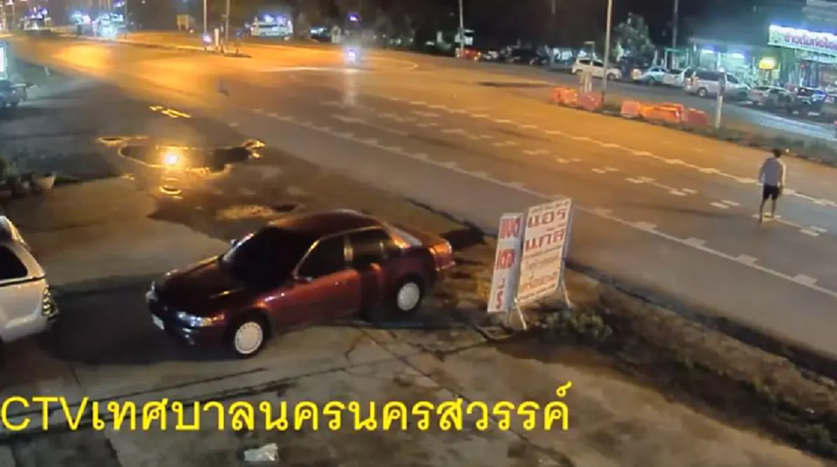 ทำซ้ำไปซ้ำมา\"โจ๋นครสวรรค์\"ลากเเบริเออร์มาขวางถนนให้รถชน ยืนมองผลงานตัวเอง(คลิป)