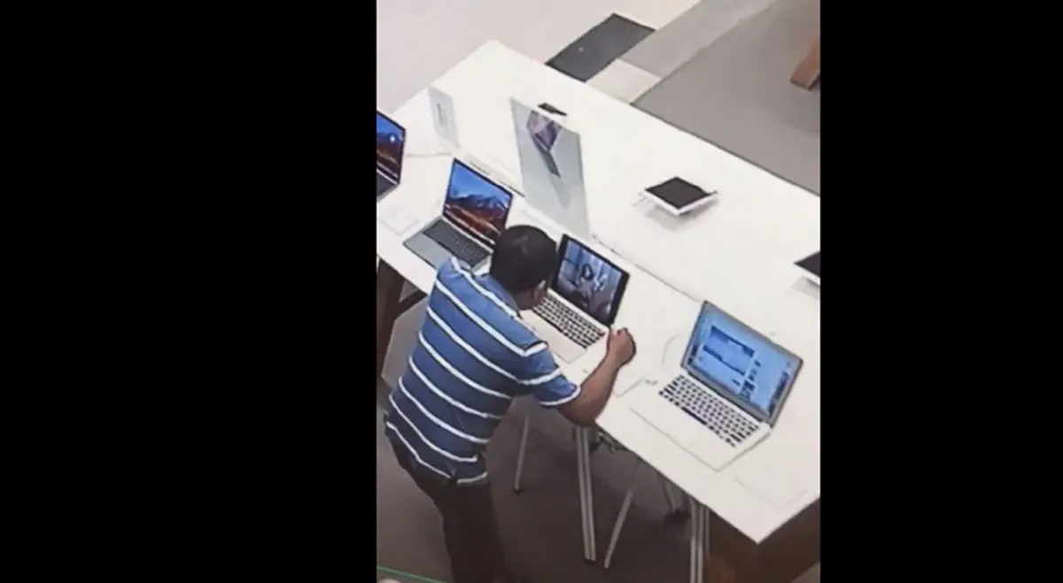 คนหื่น2018!! "หนุ่มโรคจิต" บุกร้านดัง"บุรีรัมย์" ยืนส่องสาวสวย,เปิดคอมฯกลางร้านดูหนังโป๊สบายใจ!! ไม่เเคร์ผู้คน?! ทุกท่วงท่าหื่นสุดๆ??(คลิป)