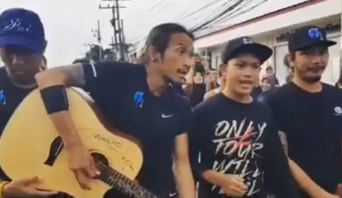 สุดจะบรรยาย!! โมเม้นต์ซึ้งๆประทับใจ "ตูน บอดี้สเเลม" เล่นกีตาร์ร้องเพลงกับ "เด็กหนุ่มปัตตานี"ด้วยบทเพลงที่เข้ากับช่วงเวลานี้ที่สุด!!(ชมคลิป)