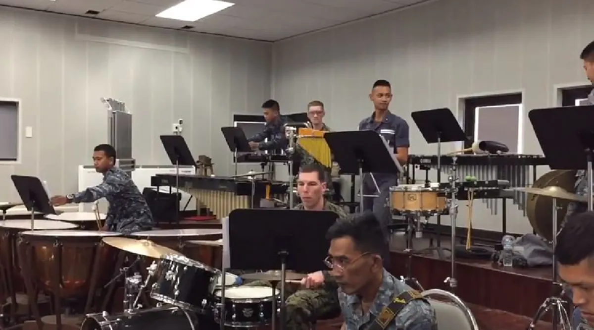 ไพเราะ...น่ารักๆ!!ไปฟัง"ทหารอากาศไทย"ผนึก"นาวิกฯมะกัน" ขับร้องบรรเลงเพลงฮิต"คุกกี้เสี่ยงทาย" ในวาระความสัมพันธ์"สหรัฐ","ไทย" ครบ200ปี (คลิป)