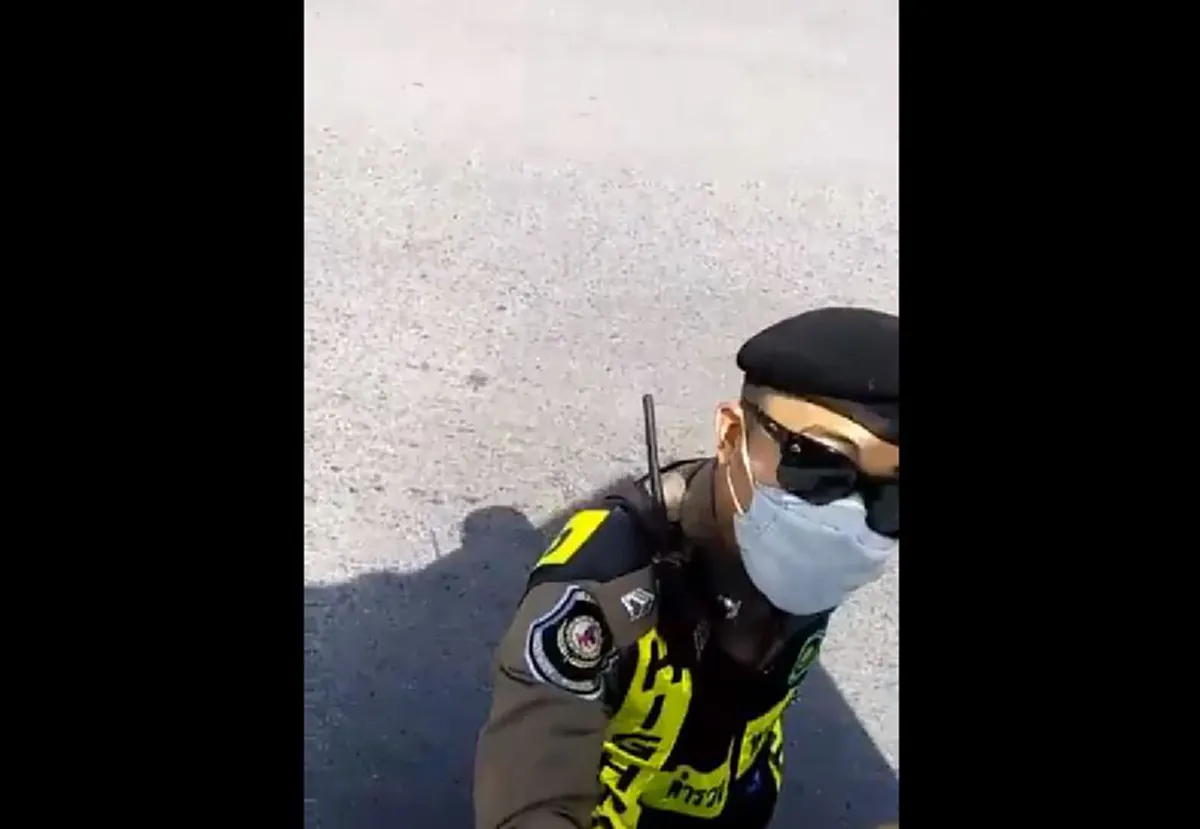 เดินหนีเเทบไม่ทัน?!! "ตร."ยืนดักโบก" รถบรรทุก"เส้นบางปะอิน..โวยวายเเหลกจะเอาผิดให้ได้?!! เจอคนจริงเถียงสู้ขาดใจ??กฏหมายเเน่น!! (คลิป)