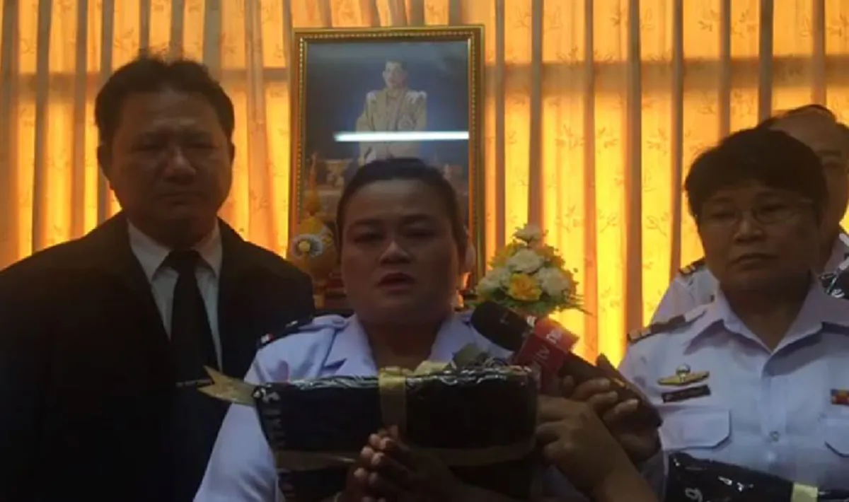 ปลาบปลื้มอย่างหาที่สุดมิได้!! "รัชกาลที่10" โปรดเกล้าฯ ผู้เเทนพระองค์ มอบกระเช้าพร้อมเสื้อพระราชทาน "พนง.เก็บค่าโดยสารปอ.511"ผู้ซื่อสัตย์