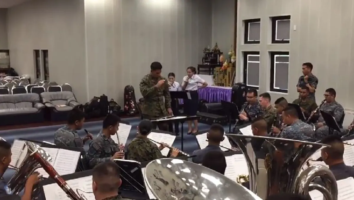 ไพเราะ...น่ารักๆ!!ไปฟัง"ทหารอากาศไทย"ผนึก"นาวิกฯมะกัน" ขับร้องบรรเลงเพลงฮิต"คุกกี้เสี่ยงทาย" ในวาระความสัมพันธ์"สหรัฐ","ไทย" ครบ200ปี (คลิป)