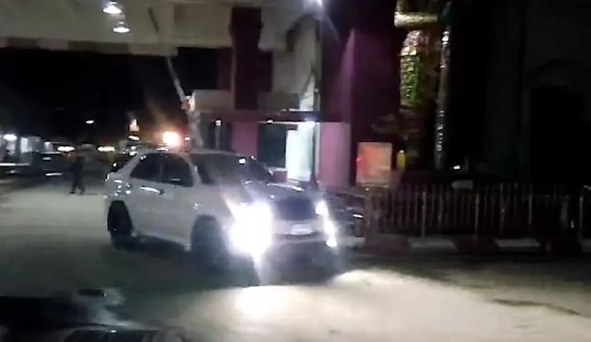 เตรียมตัวชดใช้กรรม คุมตัว"เสี่ยอ้วน"ข้ามเเดน หลบกองทัพสื่อฯ ถึงกทม.เเล้ว เตรียมเปิดเเถลงข่าว??(คลิป)