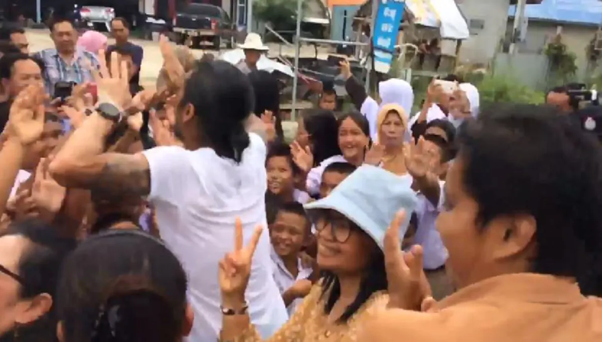 "ให้คลิปมันเล่าเรื่อง"!! "คำพูดสั้นๆ"..ส่งต่อพลังอันยิ่งใหญ่จาก "ตูน บอดี้สเเลม" ..สู่หัวใจ"เด็กน้อย"ที่จะเจริญรอยตาม"ขวัญใจ"ของเขา(คลิป)