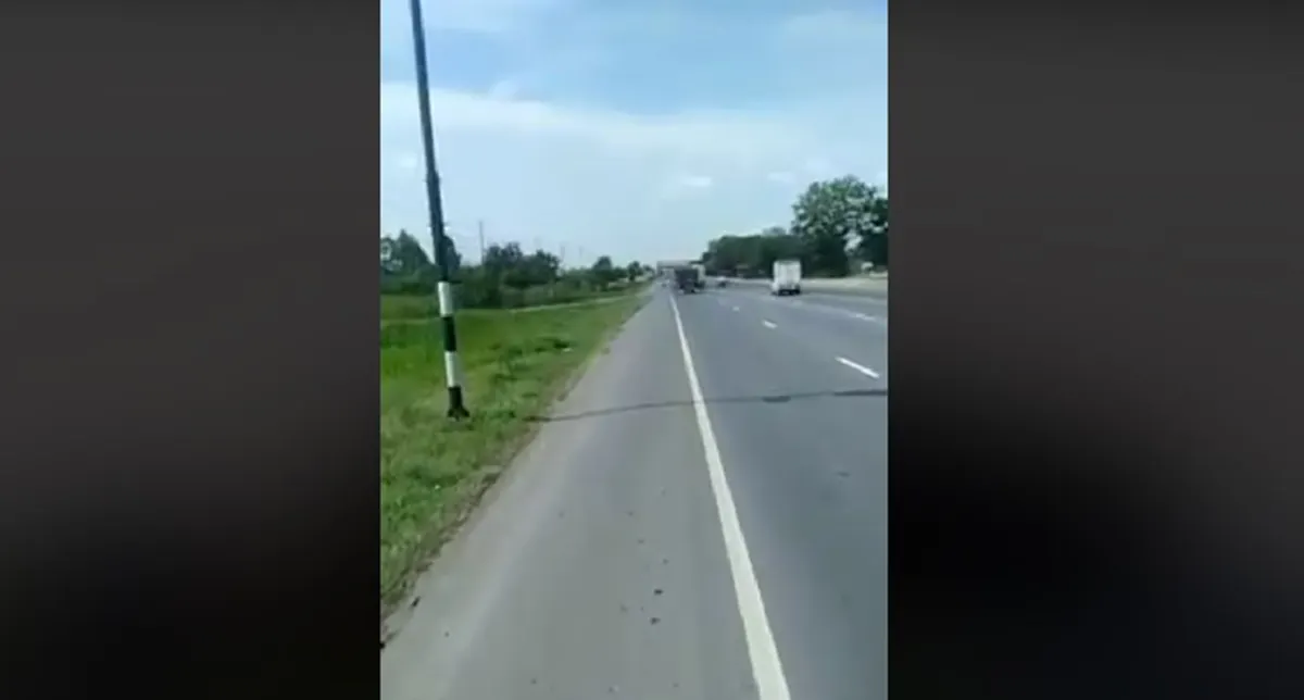 เดินหนีเเทบไม่ทัน?!! "ตร."ยืนดักโบก" รถบรรทุก"เส้นบางปะอิน..โวยวายเเหลกจะเอาผิดให้ได้?!! เจอคนจริงเถียงสู้ขาดใจ??กฏหมายเเน่น!! (คลิป)