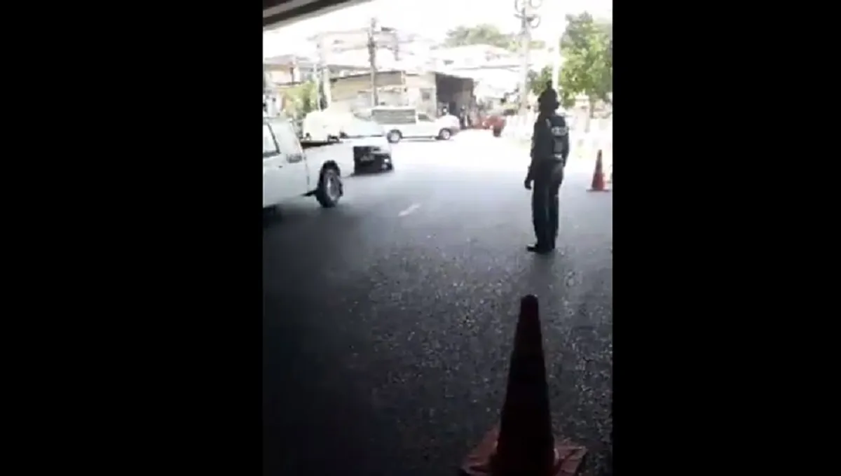 ได้ใจไปเลย!!"หนุ่ม"คนจริง อัดคลิปปะทะเดือด"ตร."ตั้งด่านทางกลับรถ ใต้สะพานย่านเมืองเอก!!เจอเเบบนี้เข้าไป..ถึงขั้นต้องรีบยกด่านกลับ"สภ."(คลิป)