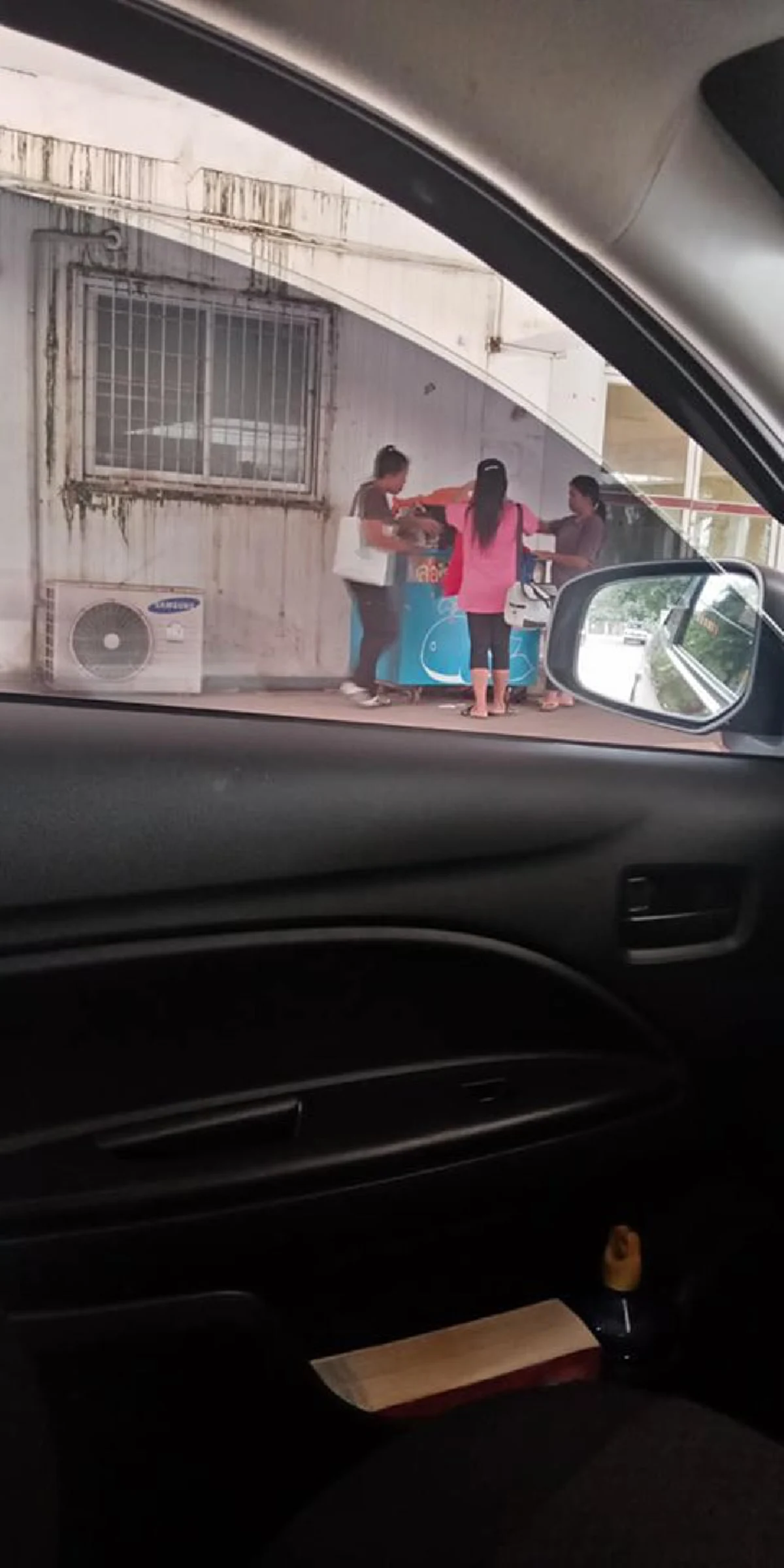 ไร้จิตสำนึก 3มนุษย์ป้า คุ้ยเลือกเสื้อผ้าจากกล่องรับบริจาคเด็กผู้ยากไร้