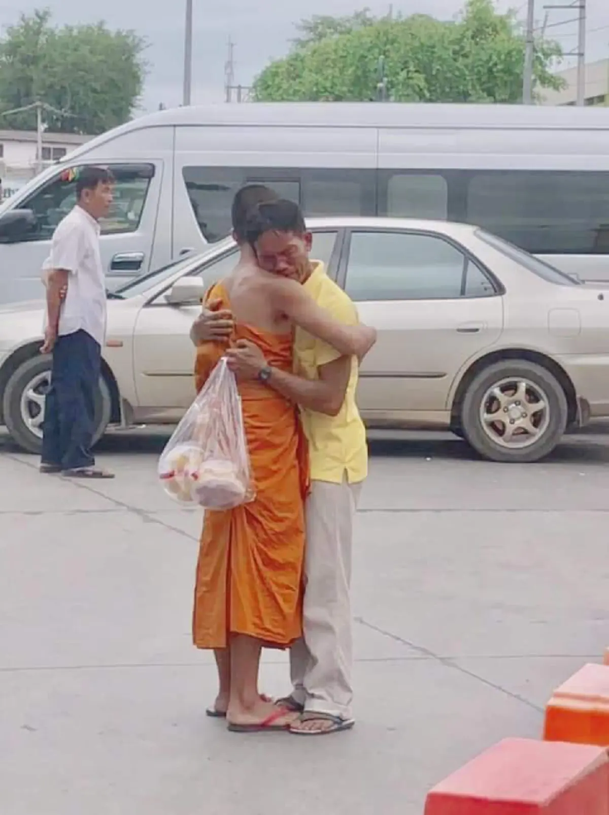พ่อร่วมอนุโมทนาบุญ พระลูกชายตั้งใจศึกษาสำเร็จ