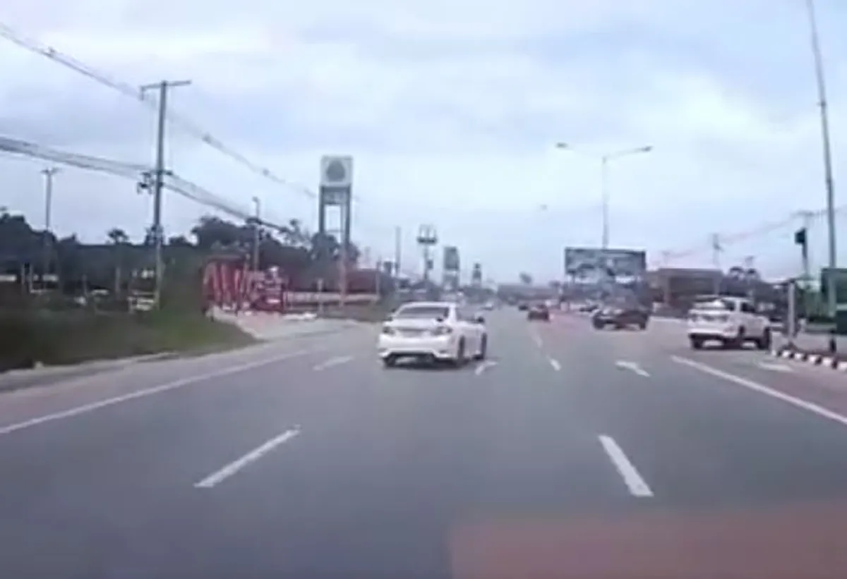 ชุ่ยจริงๆ !!"รถเก๋ง"สุดมักง่าย ขับตัดเลนเเบบดื้อๆ ความพินาศเลยมาเยือนอย่างที่เห็น..ชนสนั่นเละทั้งคัน!!...ภาระบนท้องถนนจริงๆ!! (มีคลิป)