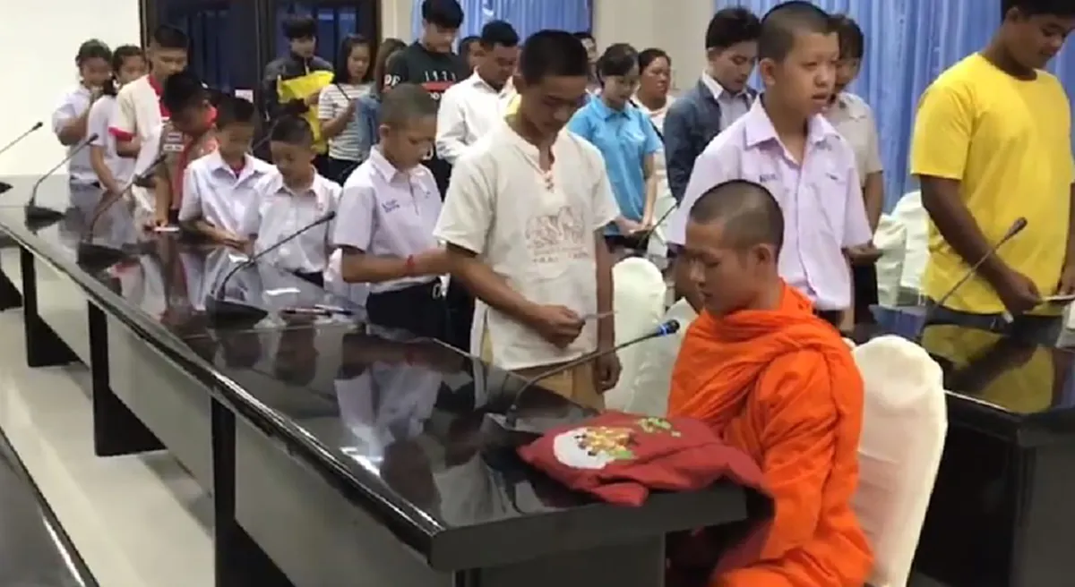 พวกเราจะเป็นคนดีของชาติ "พระเอกพล" เป็นผู้นำหมูป่าอะคาเดมี่ เเละเด็กๆที่ได้สัญชาติไทย กล่าวคำปฎิญาณต่อหน้าพระบรมฉายาลักษณ์ ในหลวงร.10 (คลิป)