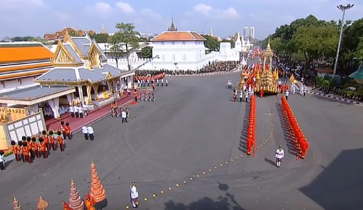 ซาบซึ้งในพระมหากรุณาธิคุณ...\"ร.10\" ทรงพระเมตตา\"ทหารพลธง\"ที่เป็นลม ล้มต่อหน้าพระพักตร์...รับสั่งให้ทหารมหาดเล็กดูเเลอย่างใกล้ชิด (ชมคลิป)