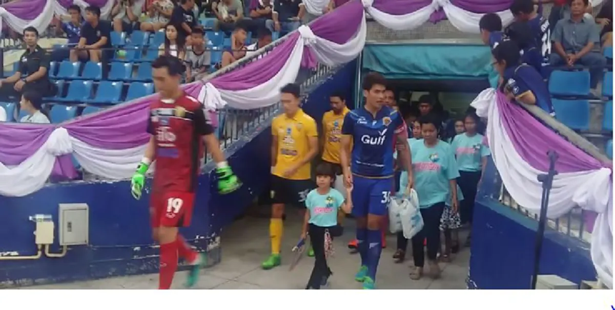 ภาพสุดซึ้ง..อบอุ่นประทับใจ!"อยุธยา ยูไนเต็ด"จัดกิจกรรมดีๆต้อนรับ"วันเเม่"ให้นักเตะจูงมือคุณเเม่ลงสนาม,เเข้งต่างชาติยืมคุณเเม่ของผู้เล่นสำรอง